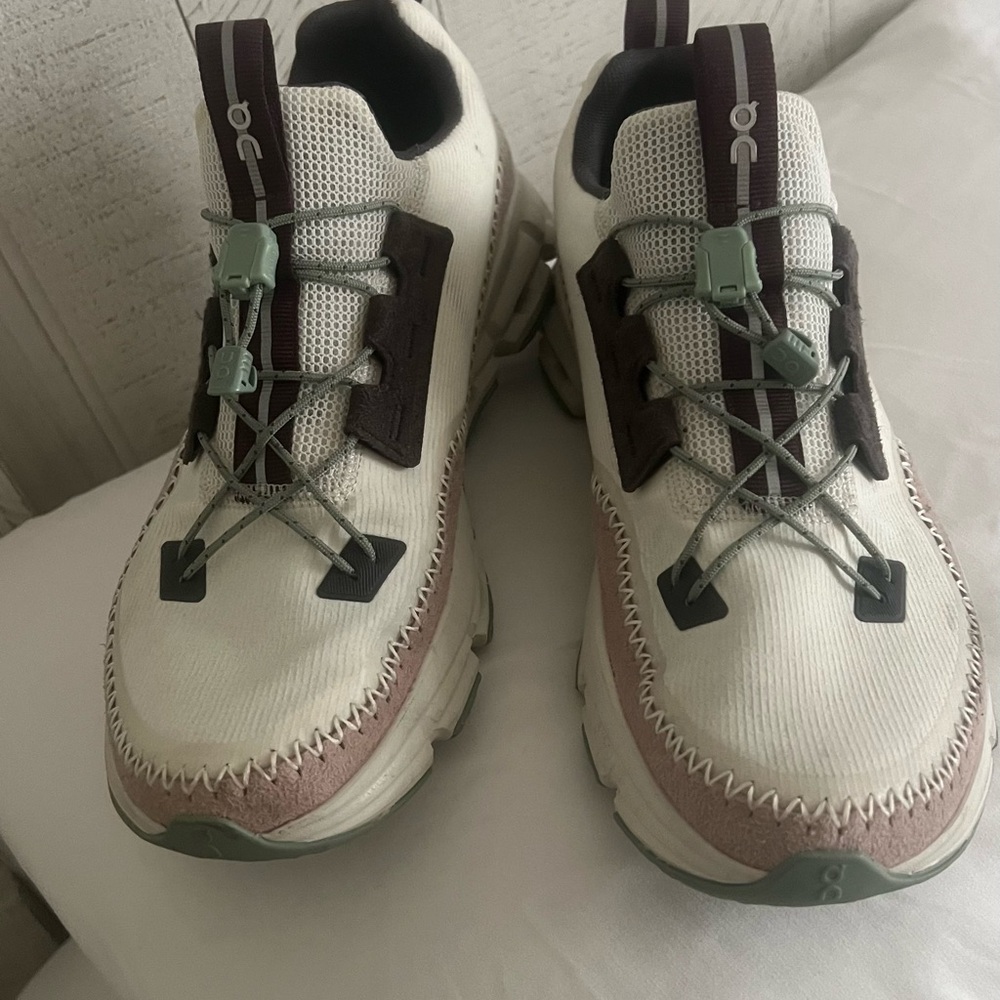 On Women's Athletic Shoes - White and brown